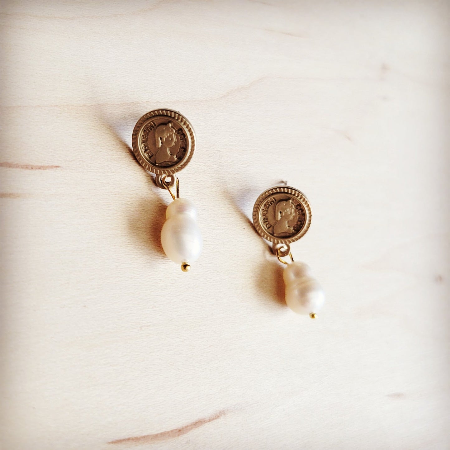 **Matte Gold Stud Earring w/ Genuine Freshwater Pearl Dangle 219cg-1
