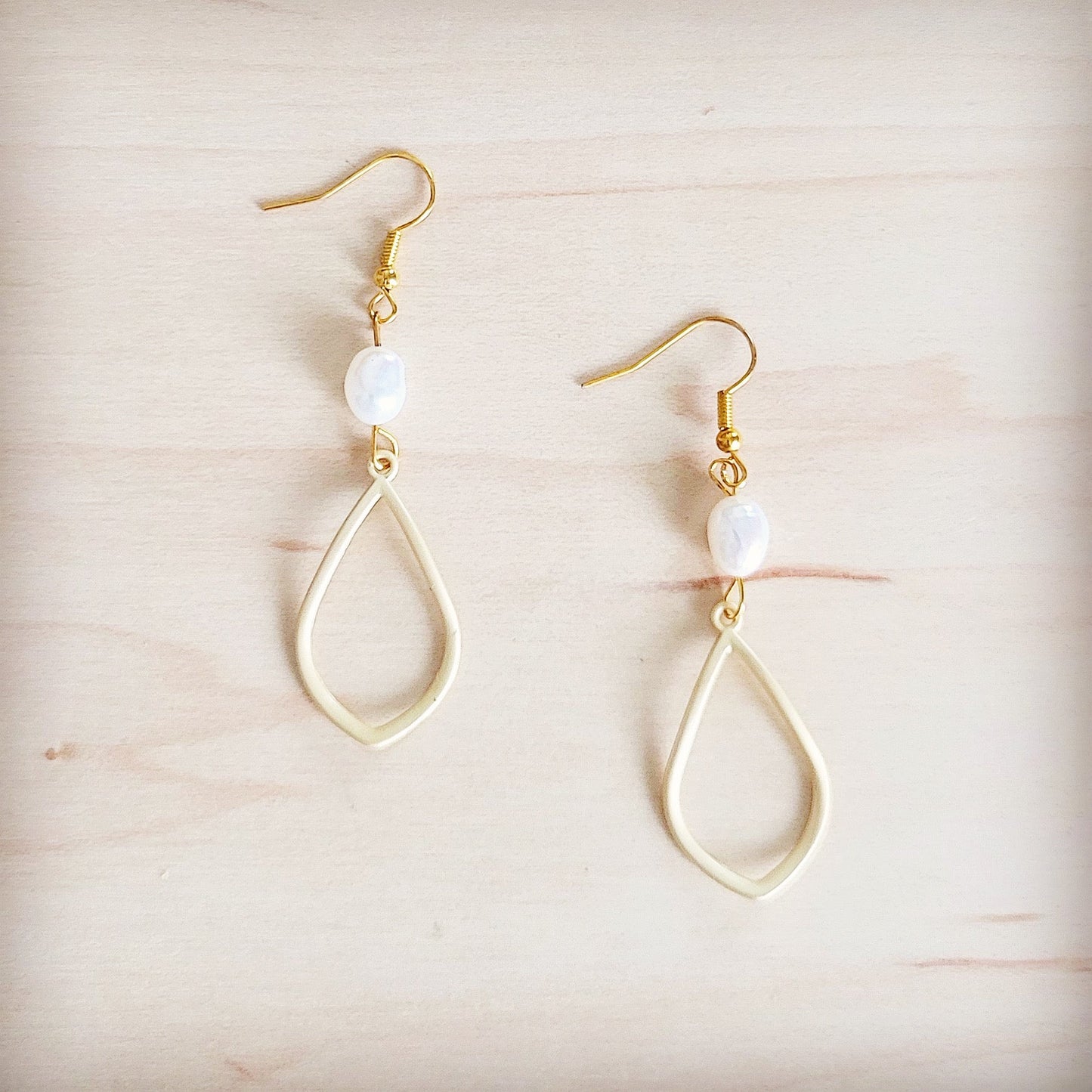 Matte Gold and Freshwater Pearl Earrings Drop 200bt-0