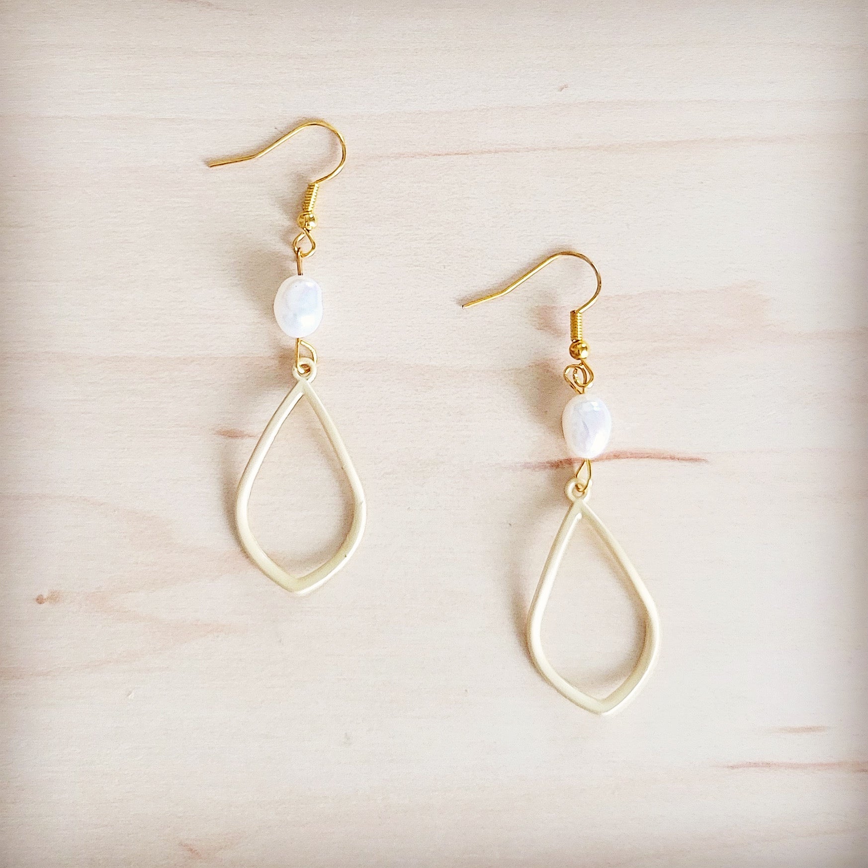 Matte Gold and Freshwater Pearl Earrings Drop 200bt-0