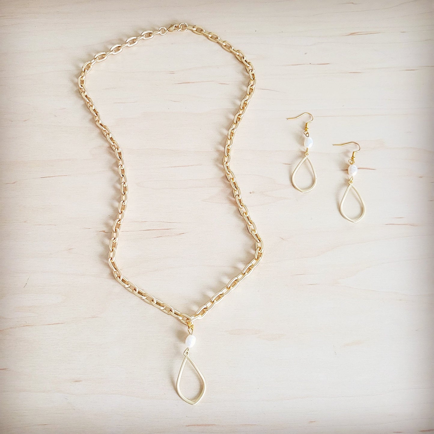 Matte Gold and Freshwater Pearl Earrings Drop 200bt-2