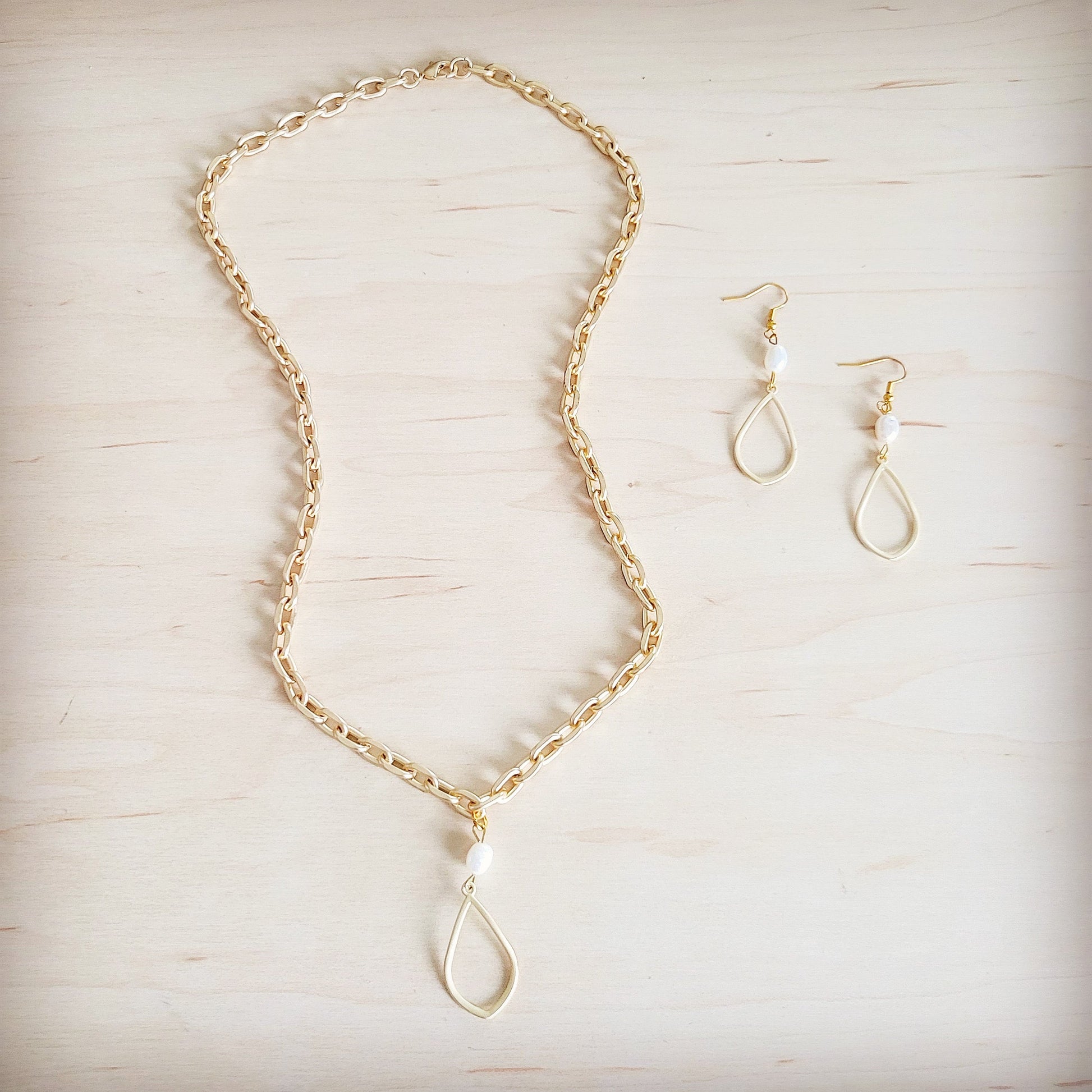 Matte Gold and Freshwater Pearl Earrings Drop 200bt-2